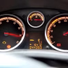 Традиционная аналоговая панель приборов автомобиля с механическим спидометром и тахометром