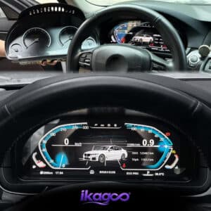 BMW X5 E70 цифровая панель приборов, установленная в приборную панель, с включенным дисплеем ночью