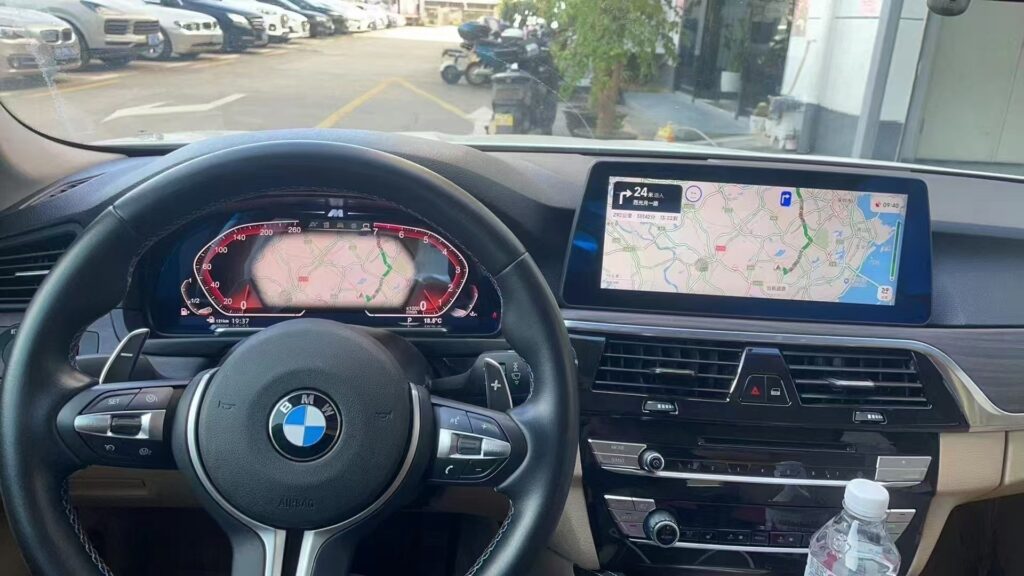Цифровая приборная панель BMW F32, установленная в штатное место приборной панели