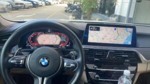 Цифровая приборная панель BMW F32, установленная в штатное место приборной панели